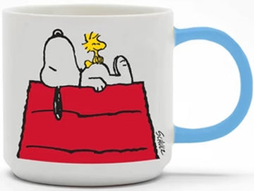 This collaborative Magpie & Peanuts mug boasts a delightful illustration of Snoopy enjoying some peaceful Z's atop his iconic red-roofed home, with his faithful friend Woodstock nestled on his belly. And that tranquil blue handle? It's reminiscent of a sip of pure serenity! Turn the mug over, and you'll discover the elegant inscription 'Home Sweet Home' in bold black lettering.