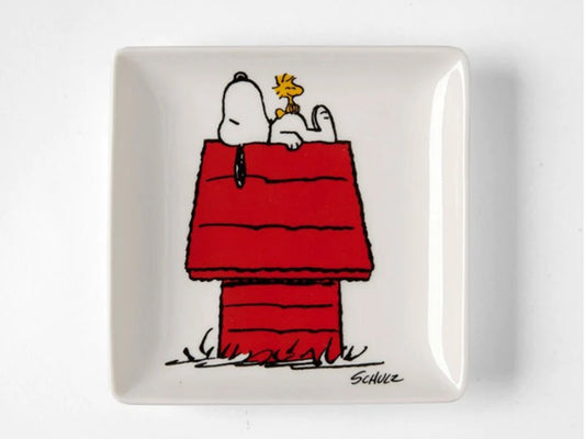 Infuse your space with whimsy using the Magpie x Peanuts Snoopy trinket tray. This delightful tray features Snoopy atop his iconic red-roofed home, accompanied by Woodstock perched on his belly. Whether used to stylishly organize your trinkets or as a charming decorative piece, it's a perfect addition to any Peanuts enthusiast's collection.