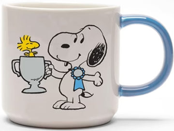 Radiating with pride, this adorable Magpie & Peanuts collaboration mug captures Snoopy sporting a blue medal and cradling a shiny trophy, with his friend Woodstock nestled inside. The blue handle harmonizes beautifully with the rosette on Snoopy's chest, and on the back of the mug, bold black letters proudly declare "Top Dog