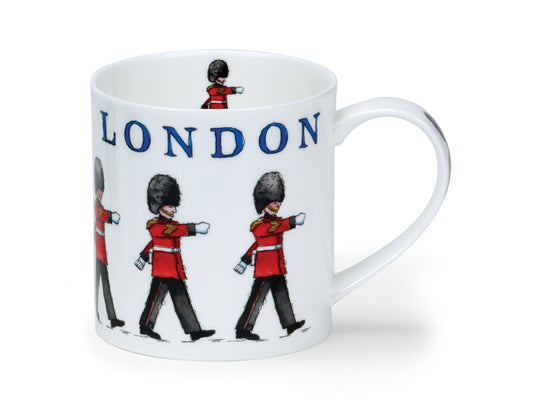 Belonging to Dunoon's Orkney range, this fine bone china mug features a timeless and classic hand-drawn sketch of the Queen's Guard, expertly illustrated by the talented Kate Mawdsley. The marching guards adorn the exterior, providing a unique and charming touch. 