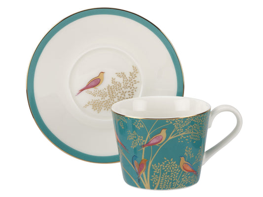 The Green Sara Miller London Chelsea Tea Cup and Saucer presents a dynamic twist on the traditional tea set. When paired with the matching Teapot and complementary Tea Cups, it injects bold hues and exotic motifs into your afternoon tea experience. Featuring a lush green backdrop adorned with gold foliage and vividly coloured birds,
