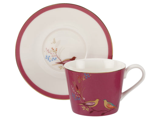 The Pink Sara Miller London Chelsea Tea Cup and Saucer offers a delightful reinterpretation of traditional teacup aesthetics. Departing from the intricate floral motifs commonly found in vintage pieces, Sara Miller's Chelsea range presents a refreshing and vibrant design that maintains a balanced simplicity. Featuring a bold fuchsia saucer rim and cup background adorned with delicate gold accents and exotic birds,